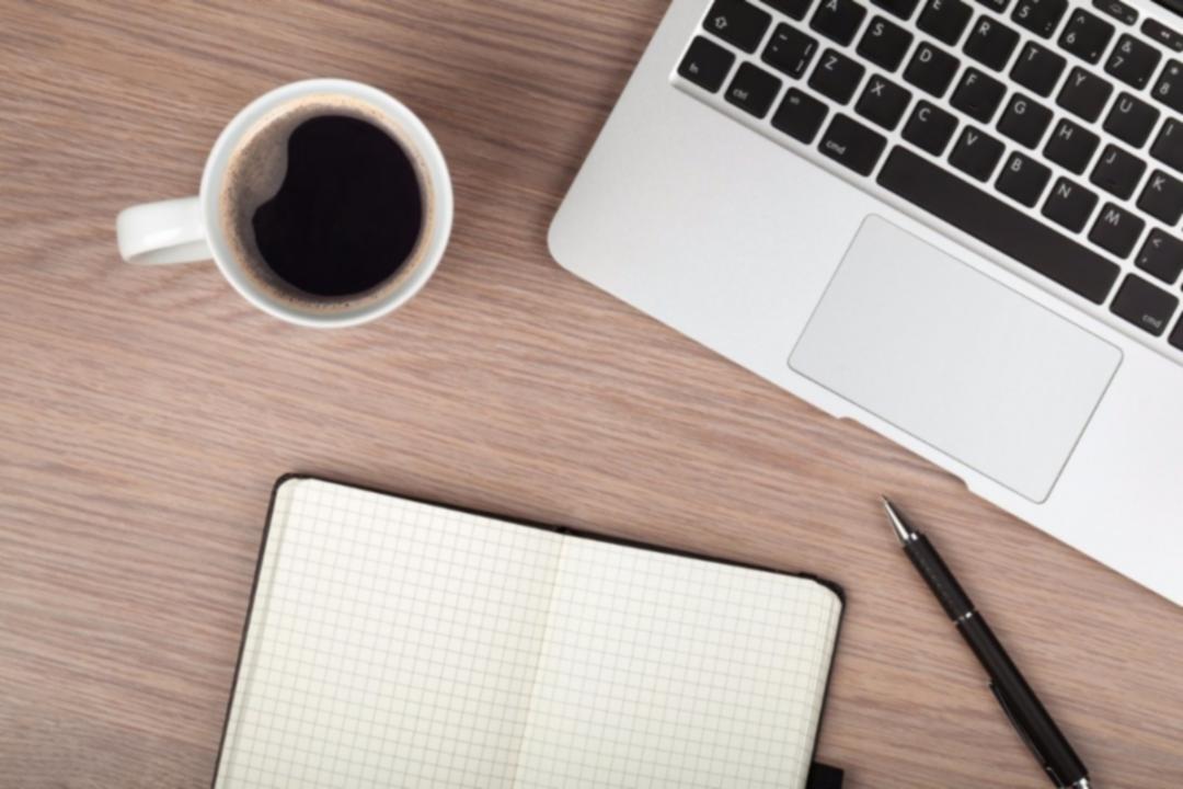Gestionnaire de paie analysant des documents de calcul salarial